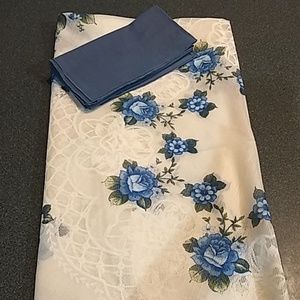 Tablecloth & 4 Matching Napkins